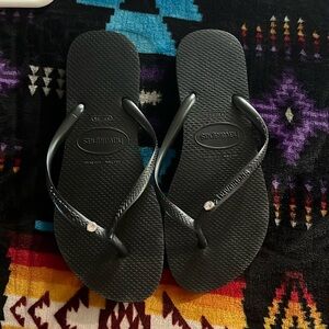 Havaianas flip flops, women size 37-38 or size 7-8. Brand new.